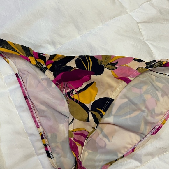 5 piece Tory Burch Swim ensemble:rash guard, flip flops, 2 bikini tops, 1 bottom - Picture 4 of 15